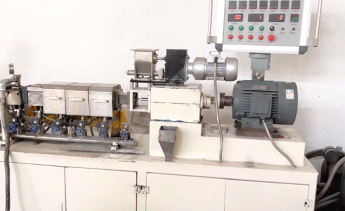 康發(fā)雙螺桿擠出機(jī)小型試驗(yàn)機(jī)又開(kāi)始轉(zhuǎn)動(dòng)啦！