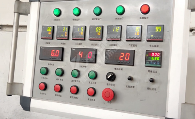 康發(fā)雙螺桿擠出機(jī)小型試驗(yàn)機(jī)又開(kāi)始轉(zhuǎn)動(dòng)啦！