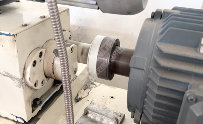 康發(fā)雙螺桿擠出機(jī)小型試驗(yàn)機(jī)又開(kāi)始轉(zhuǎn)動(dòng)啦！