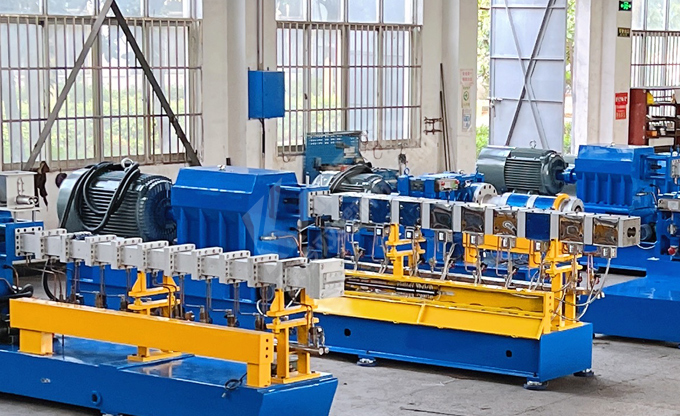 定期維護(hù)保養(yǎng)有效提升JSH-75雙螺桿擠出機(jī)系生產(chǎn)效率，確保雙螺桿設(shè)備的正常運(yùn)行！