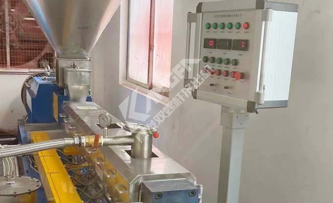 始于客戶需求，終于客戶滿意！康發(fā)雙螺桿擠出機(jī)設(shè)備調(diào)試！