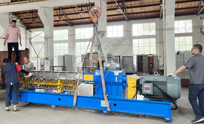 康發(fā)JSH-65雙螺桿擠出機(jī)組完成裝配與檢驗(yàn)，裝車發(fā)往客戶項(xiàng)目場地。