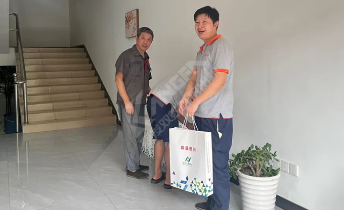 南京江北新區(qū)總工會深入康發(fā)雙螺桿擠出機一線開展“來高溫慰問”慰問活動！