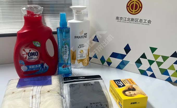 南京江北新區(qū)總工會深入康發(fā)雙螺桿擠出機一線開展“來高溫慰問”慰問活動！