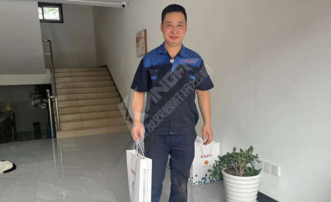 南京江北新區(qū)總工會深入康發(fā)雙螺桿擠出機一線開展“來高溫慰問”慰問活動！