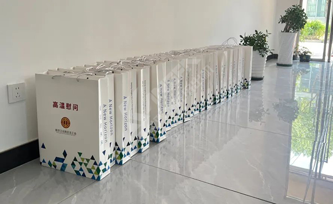 南京江北新區(qū)總工會深入康發(fā)雙螺桿擠出機一線開展“來高溫慰問”慰問活動！