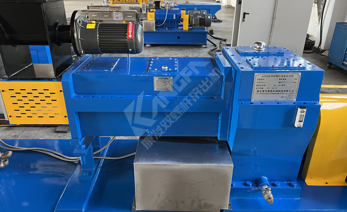 新年伊始，康發(fā)雙螺桿擠出機(jī)成功裝車發(fā)貨，助力客戶生產(chǎn)效率再上新臺(tái)階