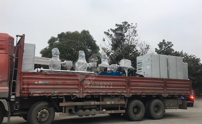 新年伊始，康發(fā)雙螺桿擠出機(jī)成功裝車發(fā)貨，助力客戶生產(chǎn)效率再上新臺(tái)階
