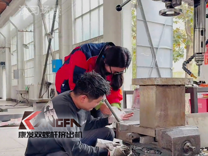 緊繃安全之弦，共筑生命防線!南京康發(fā)雙螺桿擠出機(jī)開(kāi)展機(jī)械傷害應(yīng)急預(yù)案演練!