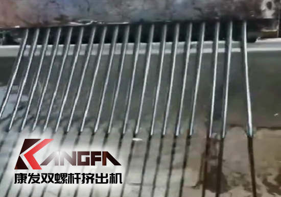 解市場所需，黑色駐極高韌性熔噴專用料生產(chǎn)中（視頻）——康發(fā)雙螺桿擠出機(jī)