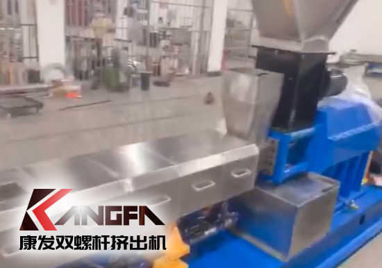 “中國制造”尋求挖掘更大的非洲需求！JSH-65型雙螺桿擠出機設備出口設備帶料試機，坐標非洲！