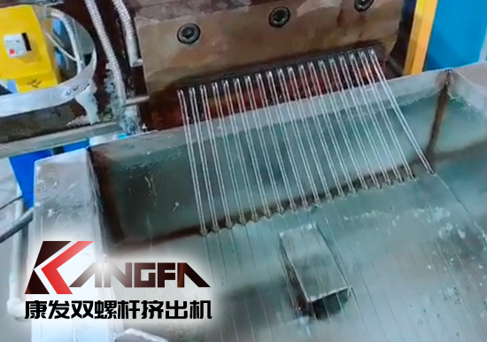 康發(fā)雙螺桿擠出機(jī)熔噴料生產(chǎn)線交付，每天可以為市場提供800萬只口罩的原料。生產(chǎn)線出料均勻，不斷條！料子表面光滑，顆粒大小均勻！口罩布（熔噴布）熔脂可達(dá)1400-1600！