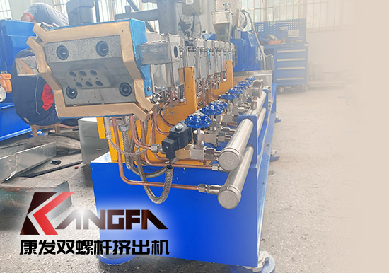 對沖疫情影響，著力把握業(yè)績增長新引擎！康發(fā)雙螺桿擠出機成套設(shè)備出口發(fā)貨中！