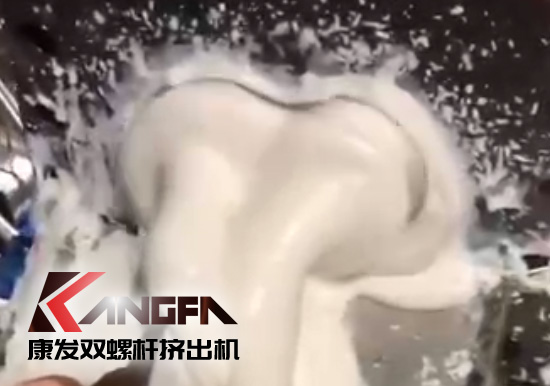 康發(fā)雙螺桿擠出設(shè)備以其過硬的產(chǎn)品技術(shù)、卓越的產(chǎn)品質(zhì)量贏得了越來越多的忠實用戶，并在競爭日趨激烈的市場獲得優(yōu)勢！