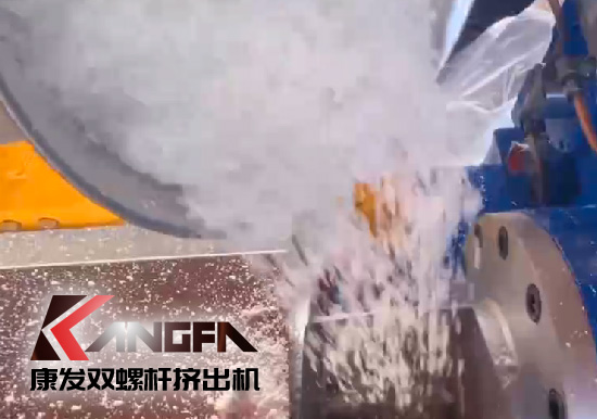 雙螺桿擠出機制造！追求品質(zhì)，精益求精！康發(fā)雙螺桿帶料試機