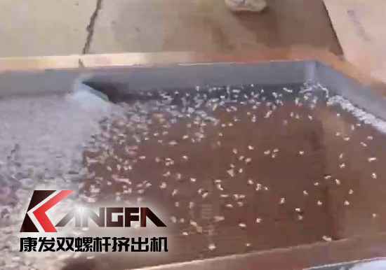 雙螺桿擠出機制造！追求品質(zhì)，精益求精！康發(fā)雙螺桿帶料試機