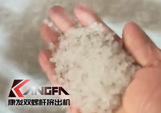 水下切粒雙螺桿擠出機機組安裝調(diào)試生產(chǎn)！深耕于雙螺桿擠出機行業(yè)！相信我們！您會獲取更大的利益?。?！