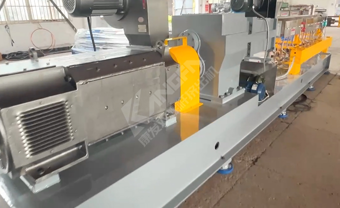 65高扭雙螺桿擠出機，玻纖增強帶側(cè)喂料，加熱棒機型